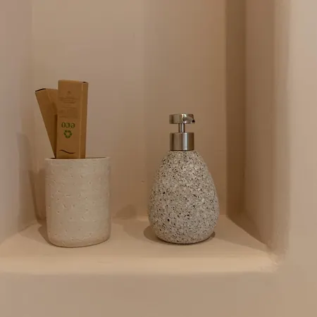 Edem Paros ナウサ